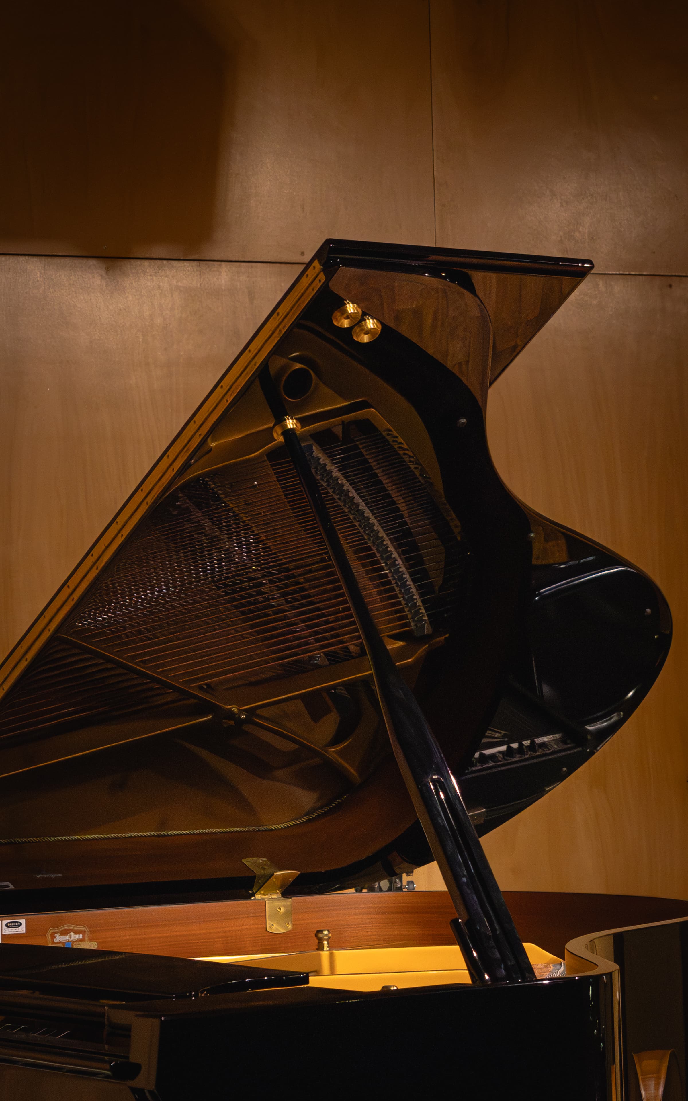 A grand piano's open top reflecting its inside
